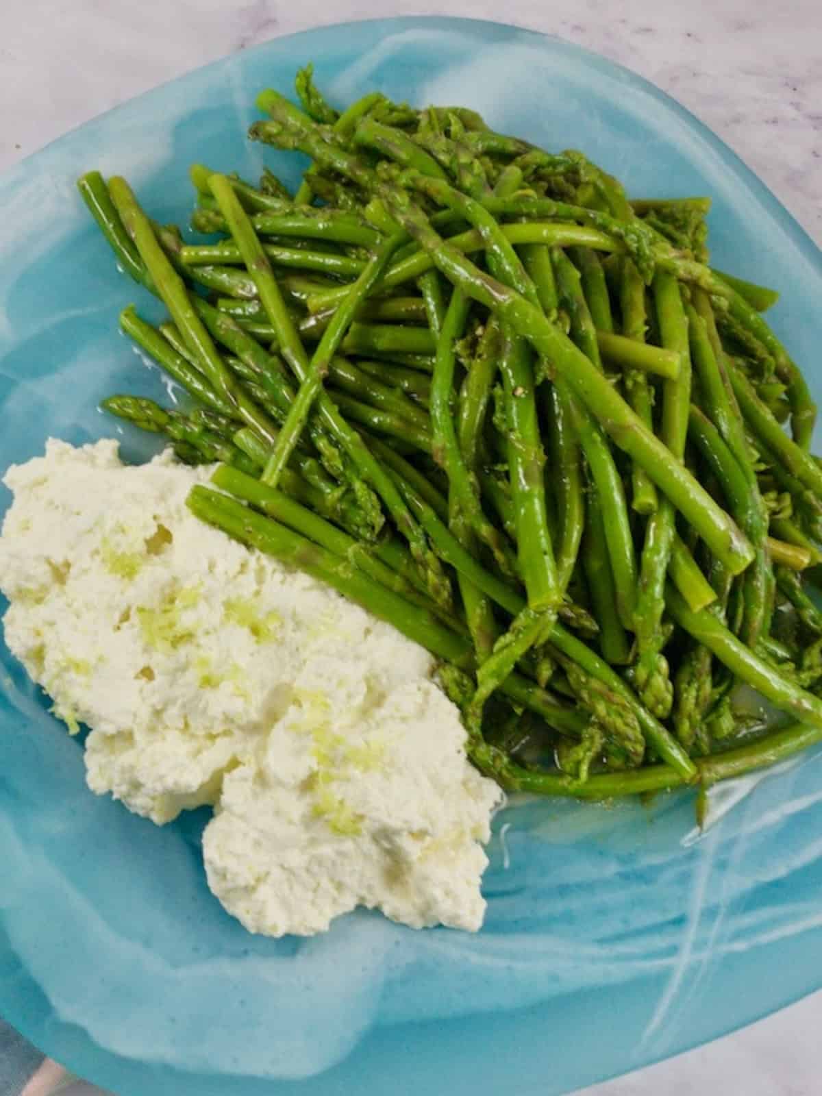 CLOSE-UP OF BABY ASPARAGUS SALAD