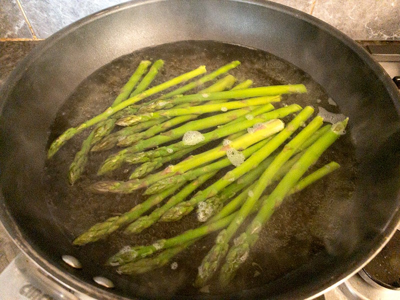 BLANCHING ASPARAGUS IN A DEEP FRYPAN