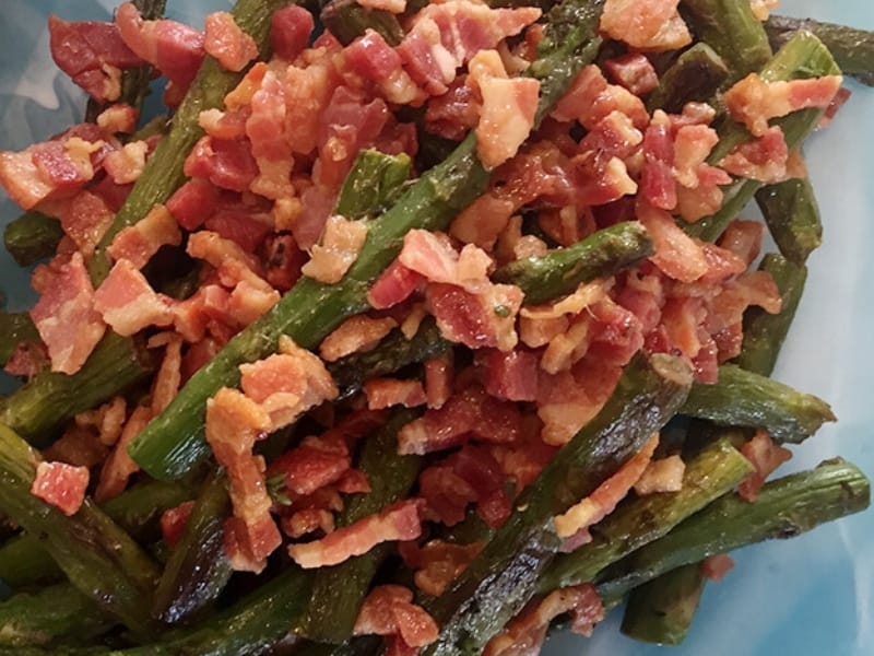CLOSE UP OF ASPARAGUS AND PANCETTA