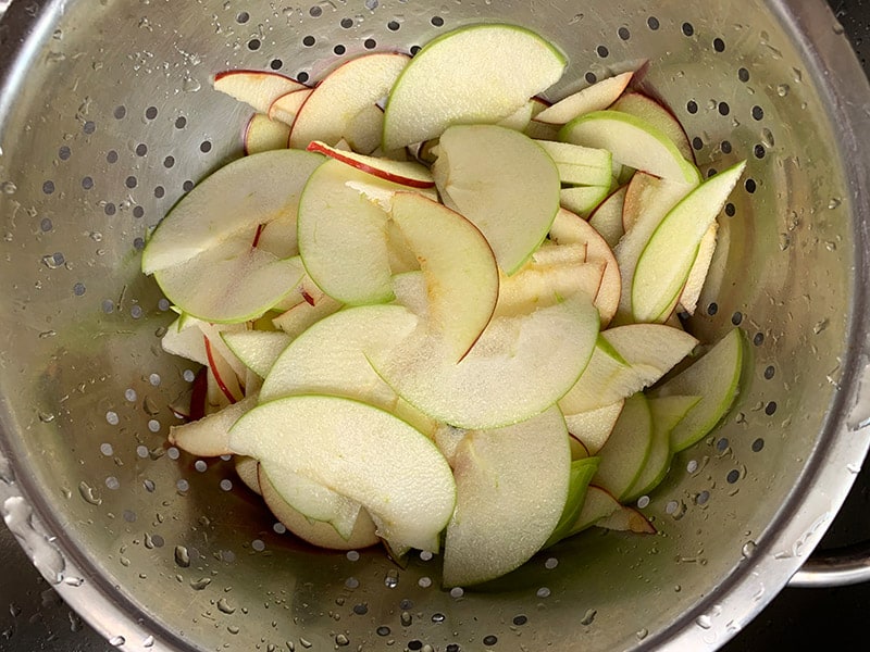STRAINING AND RINSING THIN APPLE SLICES
