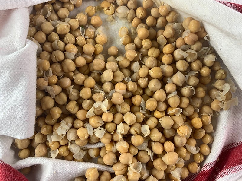 REMOVING SKINS FROM GARBANZO BEANS (CHICKPEAS) AFTER DRYING IN A TOWEL