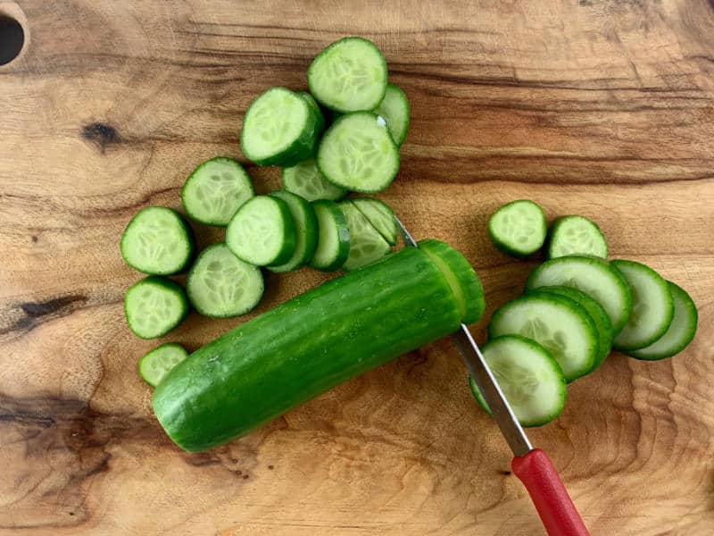 SLICING CUCUMBERS INTO ROUNDS