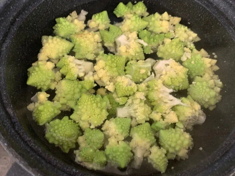 ROMANESCO FLORETS IN POT OF BOILING WATER ON STOVE