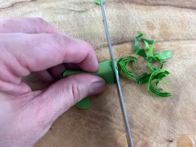 THINLY SLICING LIME LEAVES