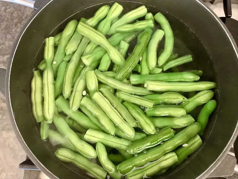 GREEN BEANS IN POT OF BOILING WATER